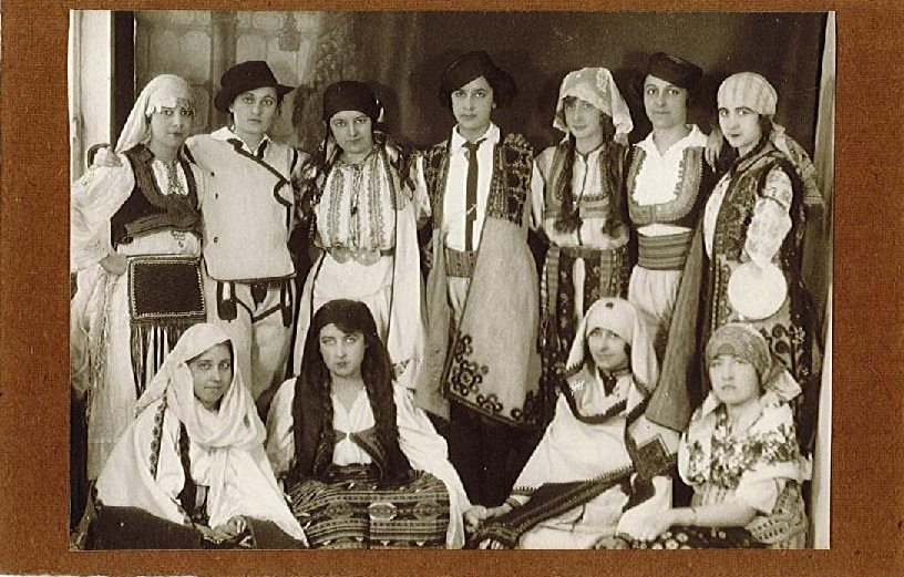 Bib_LSHS_ENS's tweet photo. Retrouvez l'inventaire du fonds des archives de l'AENSJF en ligne sur Calames : https://t.co/zEmSD6amnd #genre #feminisme #education #histoiredesfemmes #archives #calames https://t.co/NpYV1zS8VX