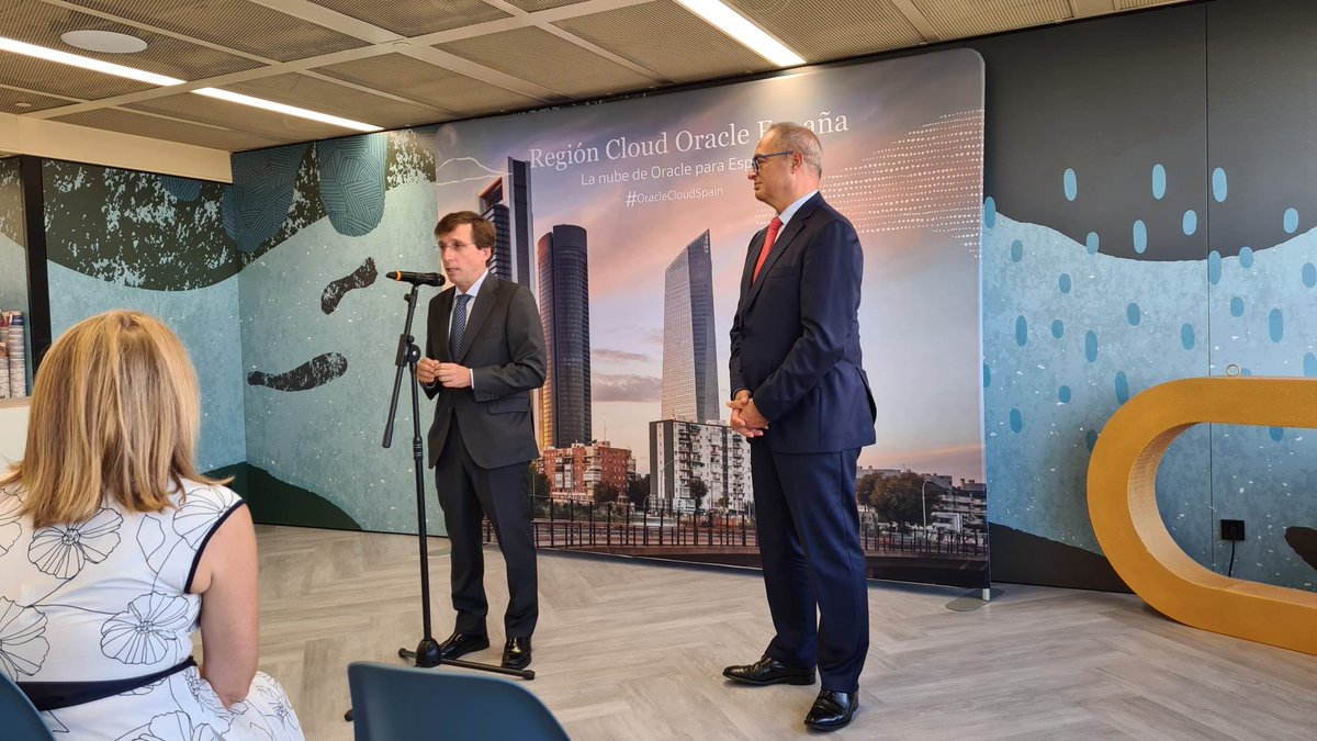 MuyComputerPRO's tweet photo. Se ha subrayado la importancia de que el centro de Madrid haya sido elegido como sede para la compañía así como el hito que supone que España se haya convertido recientemente en región cloud para Oracle a nivel internacional. (2/2)
#OracleCloudSpain #OracleSpain #Cloud https://t.co/my71AGPqSV