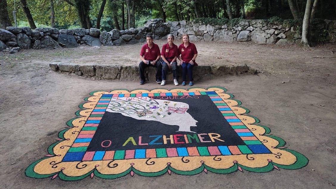 AlfombristasGAL's tweet photo. ALFOMBRA ALZHEIMER
Moaña
Alfombra para o día Internacional do Alzheimer co lema "e non te esquezas do Alzheimer" feito por #alfombristasdesanmartiño para a asociación #Afamo na carballeira da casa da música de San Martiño
@FaroOMorrazo @concellomoana @vozvigo @NovasdoMorrazo https://t.co/vEUMZFBNIn