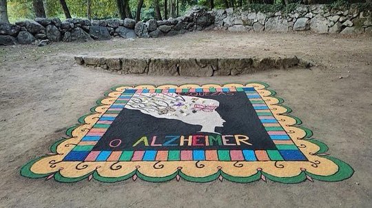 AlfombristasGAL's tweet photo. ALFOMBRA ALZHEIMER
Moaña
Alfombra para o día Internacional do Alzheimer co lema "e non te esquezas do Alzheimer" feito por #alfombristasdesanmartiño para a asociación #Afamo na carballeira da casa da música de San Martiño
@FaroOMorrazo @concellomoana @vozvigo @NovasdoMorrazo https://t.co/vEUMZFBNIn
