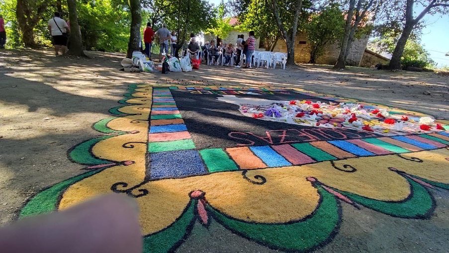 AlfombristasGAL's tweet photo. ALFOMBRA ALZHEIMER
Moaña
Alfombra para o día Internacional do Alzheimer co lema "e non te esquezas do Alzheimer" feito por #alfombristasdesanmartiño para a asociación #Afamo na carballeira da casa da música de San Martiño
@FaroOMorrazo @concellomoana @vozvigo @NovasdoMorrazo https://t.co/vEUMZFBNIn
