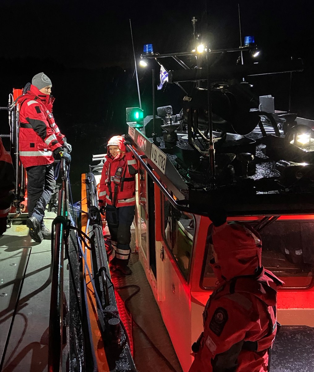 Hieno syyssää houkuttelee vesille. Vedet ovat kuitenkin jo kylmiä, illat pimenevät aikaisin ja syksyllä sää muuttuu usein nopeasti. Veneilystä voi nauttia turvallisesti jopa jäiden tuloon asti, kunhan varautuu ja varustautuu oikein. meripelastus.fi/blog/2022/09/2… #meripelastus #sar