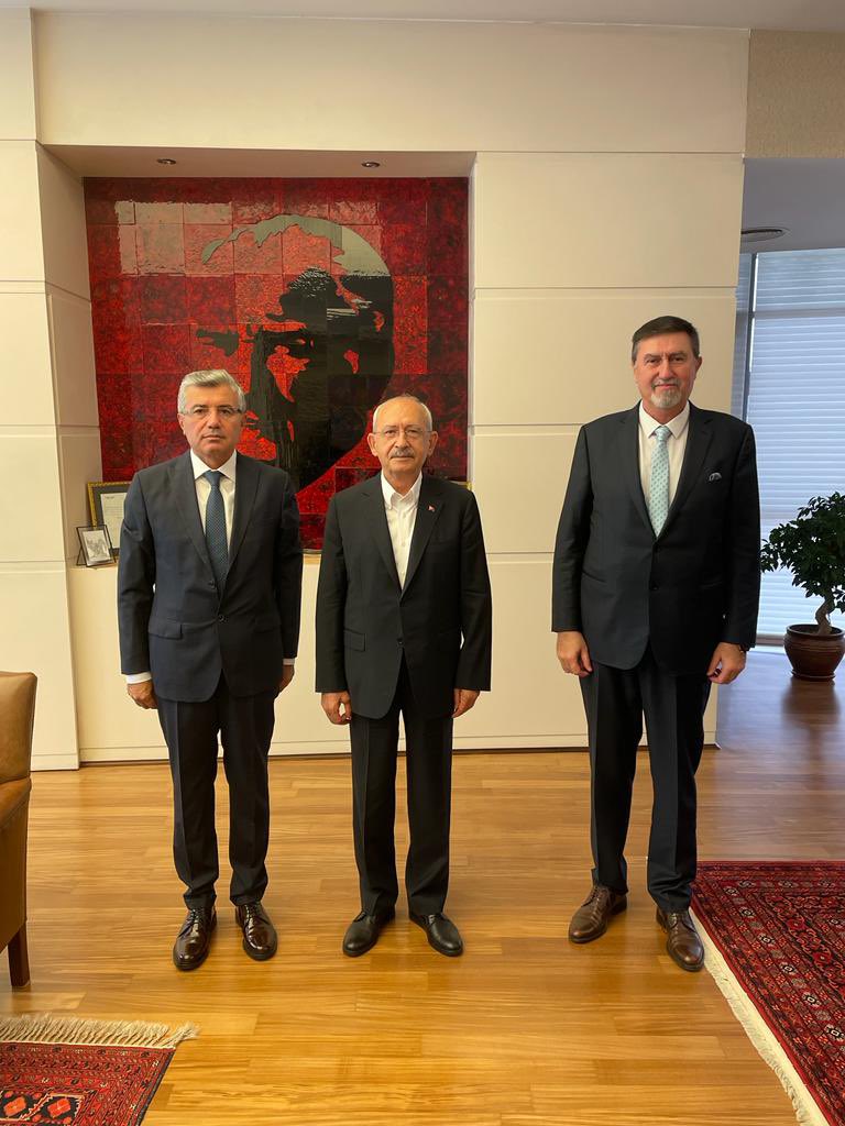 TÜRK-İNŞA Genel Başkanı Servet ARSLAN ve Genel Başkan Vekili Uğur MİT, CHP Genel Başkanı Sn. Kemal KILIÇDAROĞLU ‘nu ziyaret ederek, sektörün ve müteahhitlerin sorunlarını dile getirdiler..