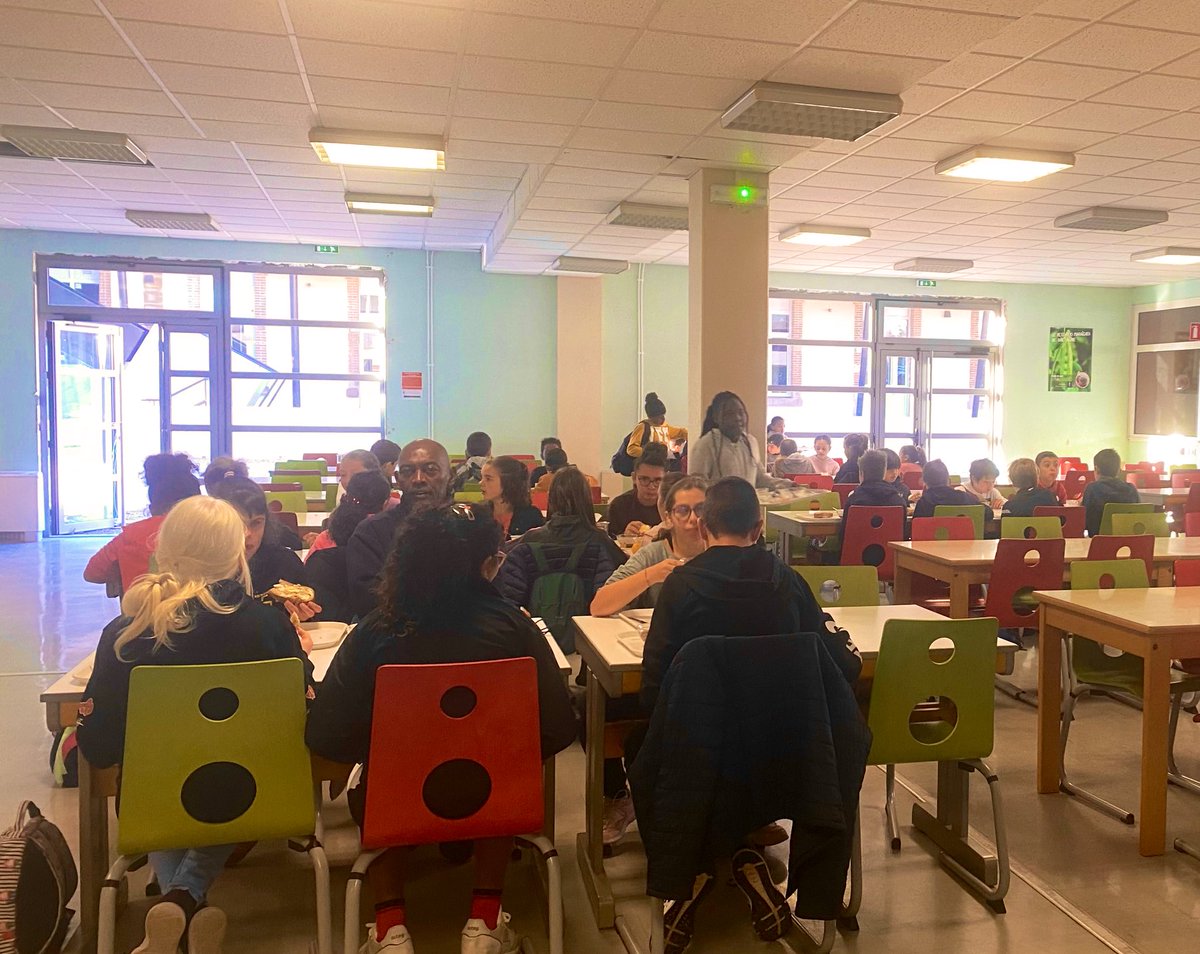 College_Peguy03's tweet photo. #JSS2022 @College_Peguy03 : esprit d’équipe et #sportpartagé ! Petit déjeuner équilibré, ateliers sportifs : tout le monde est sur le pont! Profs, Aed, IJA agents et les plus grands! Ensemble on va plus loin! @DSDEN_03 @acclermont @unss_03 @BenmiloudKarim https://t.co/SYcgJvTLR3
