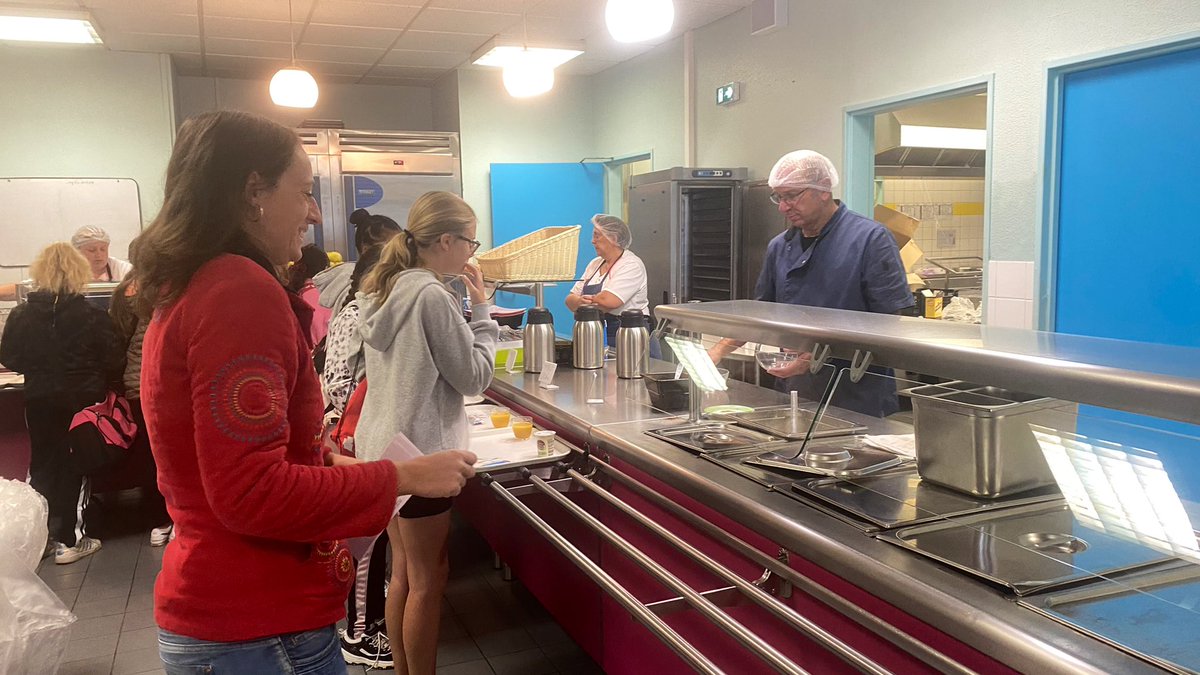 College_Peguy03's tweet photo. #JSS2022 @College_Peguy03 : esprit d’équipe et #sportpartagé ! Petit déjeuner équilibré, ateliers sportifs : tout le monde est sur le pont! Profs, Aed, IJA agents et les plus grands! Ensemble on va plus loin! @DSDEN_03 @acclermont @unss_03 @BenmiloudKarim https://t.co/SYcgJvTLR3