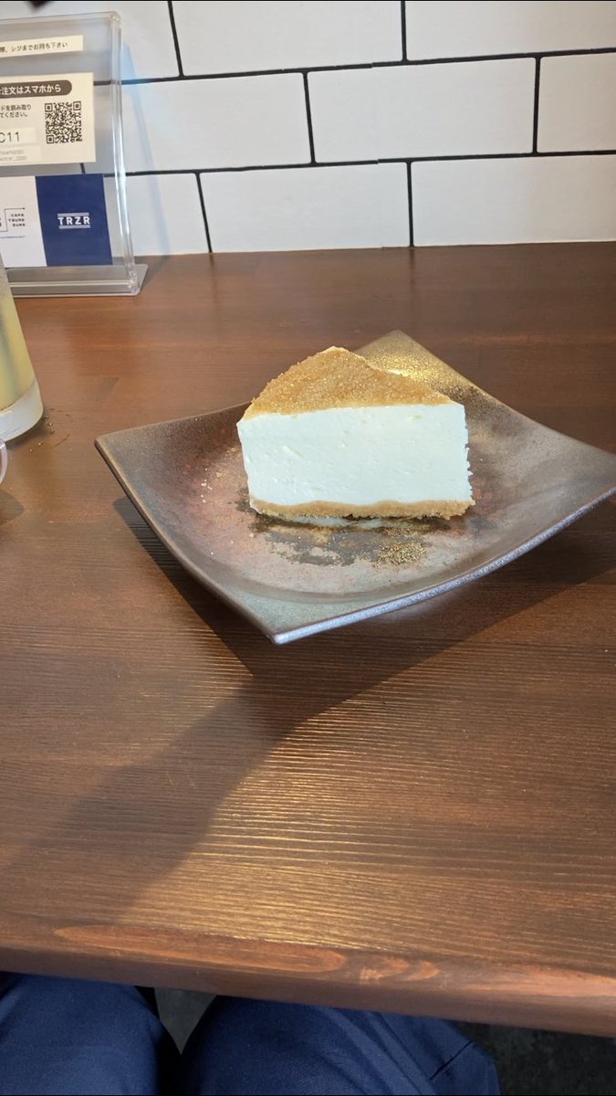 metty8102's tweet photo. 引き続きCAFE2020のデザート
ブリュレチーズケーキ
なんと目の前で炙ってくれる!チーズと砂糖がトロッと溶けていく様子を眺められるのは良い体験だった
そのままでも十分美味しいのに黒胡椒といちごジャムで味変する事ができ、3倍味が楽しめるのはかなり贅沢なひととき
#CAFE2020
#鳥取県
#大山町 https://t.co/PVstc8oKlN