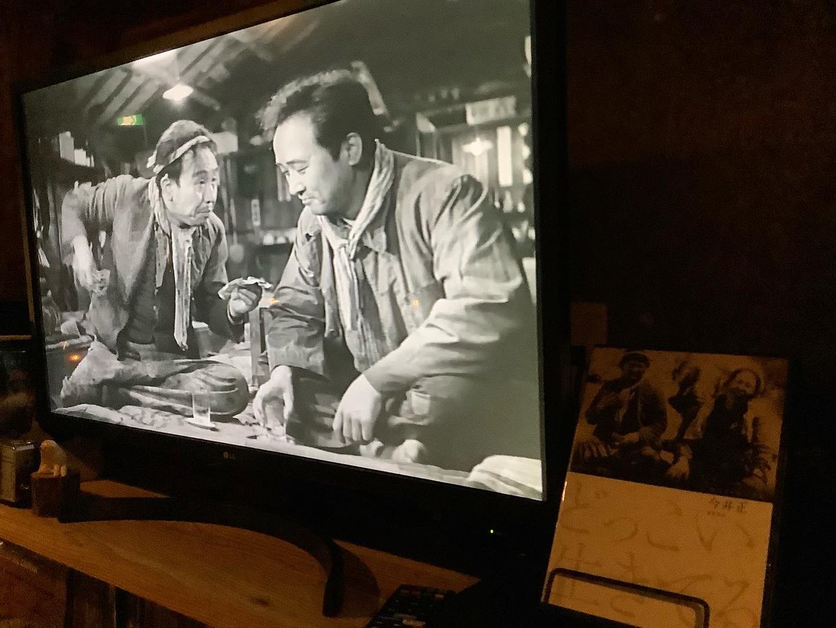 SORAINUGAYA's tweet photo. 月曜日に休んだので代わりに開けてます。

久々に日本映画でも。

今井正監督「どっこい生きてる」

主要キャストが山中貞雄の「人情紙風船」と一緒(笑)

#日本映画　#今井正監督　#ニコヨン　#sorainu #映画バー  #映画館好き　#映画好きと繋がりたい　　#昭和映画 #アジア映画 #ヨーロッパ映画 https://t.co/Rf1gLt9Ouz