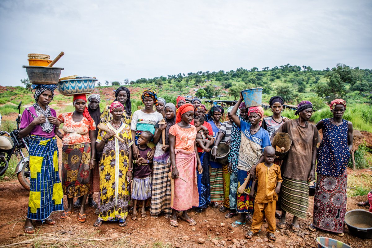 onufemmesSN's tweet photo. Venues pour faire fortune, beaucoup se retrouvent coincées à #Kharakhena ou d'autres sites d'orpaillage, car elles ne veulent pas rentrer les mains vides. Elles continuent sans fin à creuser, espérant trouver la pépite qui les sauvera de la pauvreté. 3/3 https://t.co/S75u0Vrsab