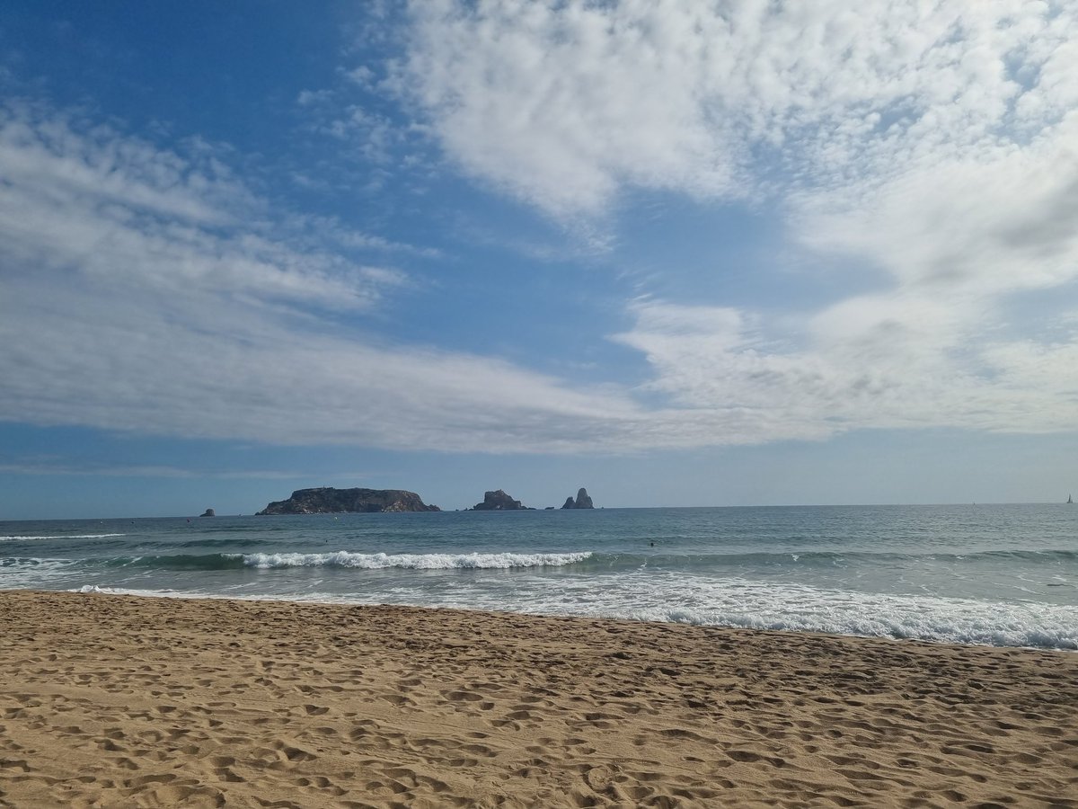 EmmaJMcKinley's tweet photo. Day 2 of the Year 3 #MarineGeography field trip to L'Estartit chatting all things #coastalmanagement and #publicperceptions
#TeamMarSocSci
#MarSocSci https://t.co/NVS4WcFuzD