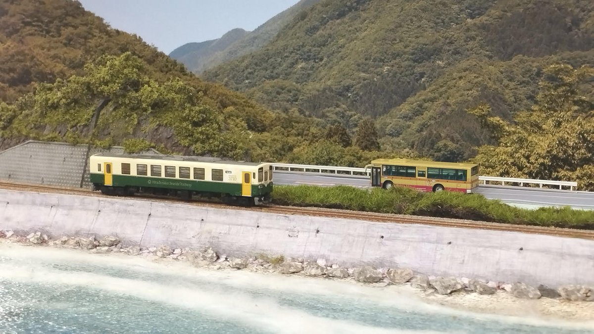 mtw0634's tweet photo. 今日は整理していたら、以前入手したこんなのを発見!
Nj改軌とTN化のみで動力化はしておらず、久しぶりの試走はDD51に押してもらう💦
鉄コレって、形式名の入った飾り用のレールがあるが、このフォントが何気にお気に入り…😊
#鉄道模型 #Nゲージ #Tomitec
#ひたちなか海浜鉄道 #キハ3710形 https://t.co/Rurnvzhx6q