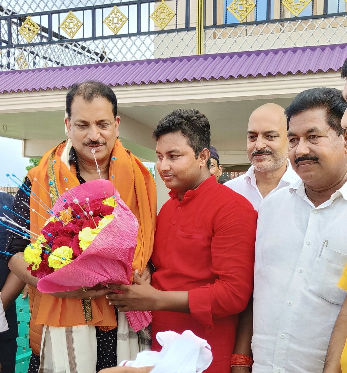 sumitsinghbitu's tweet photo. जन संवाद कार्यक्रम में से समय निकालकर मेरे गांव बम्हौर मेरे आवास पर आए भाजपा के राष्ट्रीय प्रवक्ता पूर्व केंद्रीय मंत्री आदरणीय श्री @RajivPratapRudy जी का अंग वस्त्र और बुके देकर स्वागत किया। https://t.co/aqt7NINuay