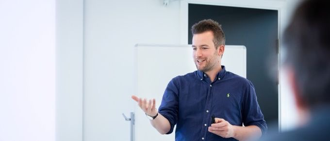 Transfernyt: Jeg går selvstændig som #moderator og #kommunikationsrådgiver. Årsag: Livet er for kort til forudsigelige paneldebatter. Jeg har derfor startet #GrønbækKommunikation og er godt i gang med de første kunder. Har du brug for en erfaren moderator? Let’s talk!