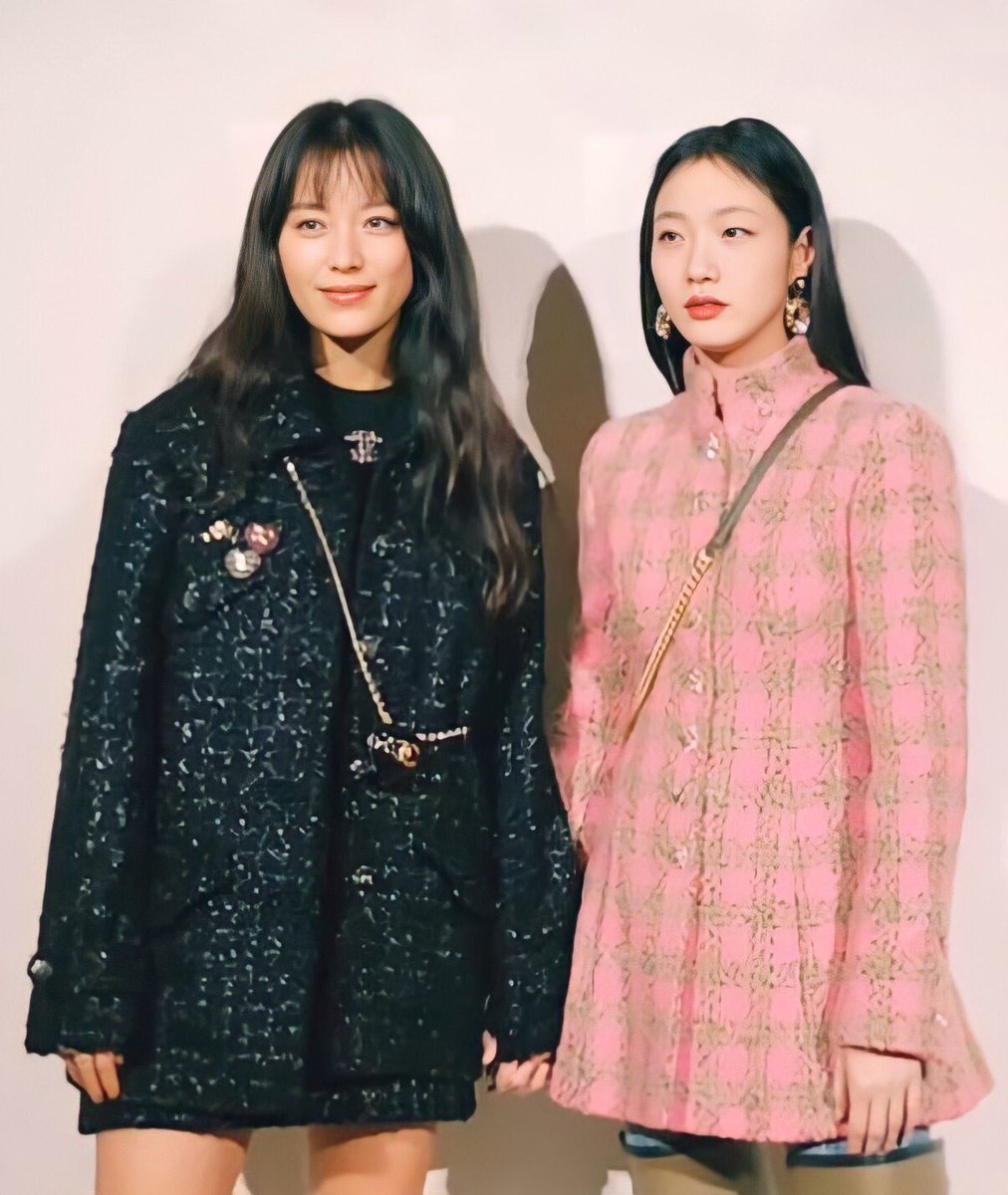 hyolics_ph's tweet photo. Han Hyo Joo and Kim Go Eun at Chanel Korea event.
Photo credits to the rightful owner
#HanHyoJoo
#한효주
#HyolicsPH https://t.co/z7mj6ar4FF