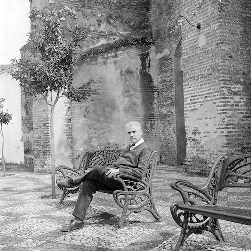 Los estudios que he visitado (que trabajaban en la segunda mitad del siglo pasado) tienen algo en común. Todos tienen algún libro de Carlos Flores.