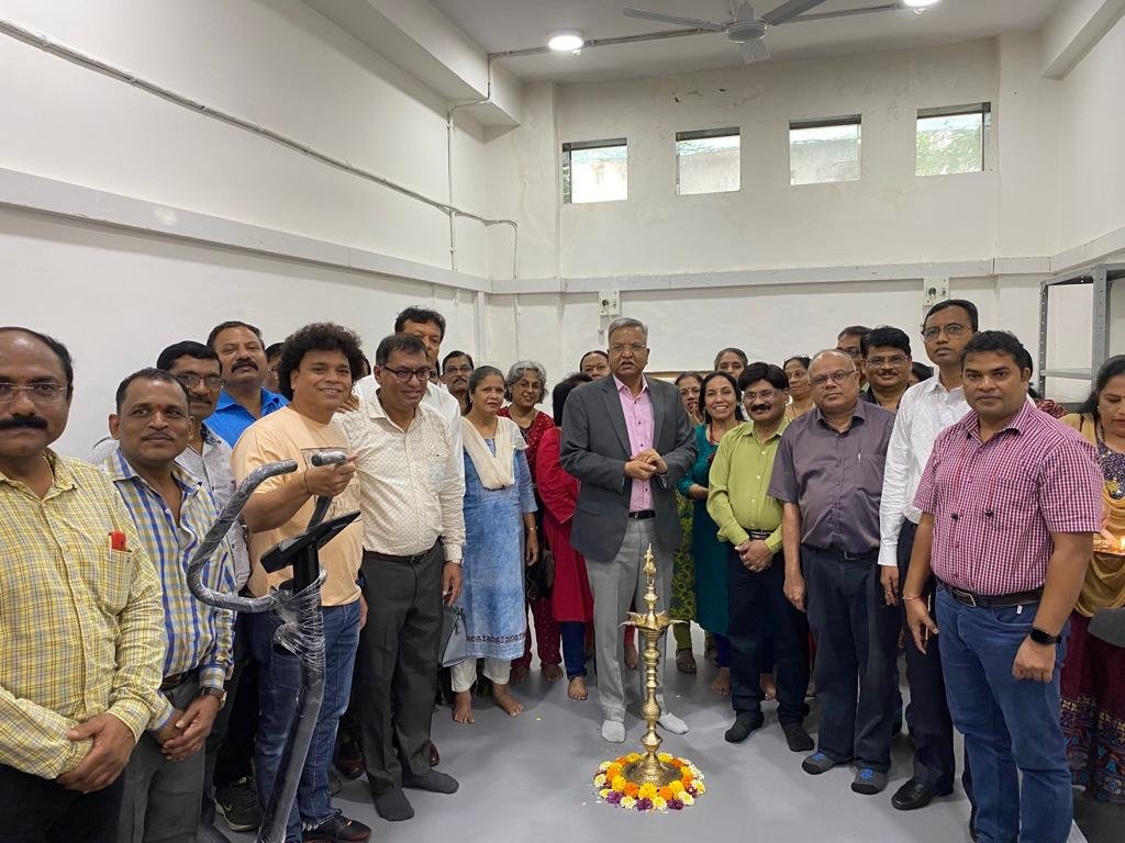 Aakashwani Mumbai Employees Recreation and Welfare Association has started a well-equipped gymnasium at AIR Mumbai,BH.The inauguration of this gymnasium was done on 21/09/2022 by Shri Neeraj Agarwal,ADG(P) & Shri Ramesh Gharde,DDG(E). @Mayank23Agrawal @DPSNegiMF @water_colorist