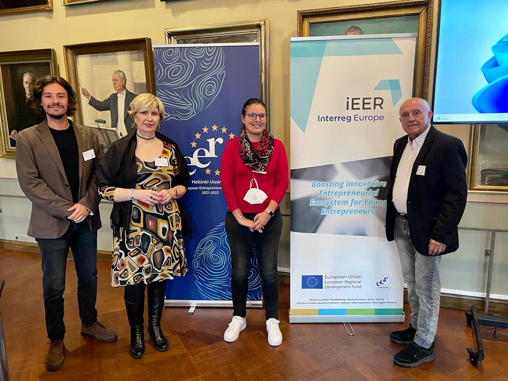 FECOVI_COOP's tweet photo. 📍FECOVI presenta el Proyecto Base Viva🏡en un encuentro interregional en Helsinki, junto a la Directora General de Emprendimiento y Cooperativismo de la @GVAeconomia, y la directora de @iudescoop🏡 ✅♻️.

➡️Infor. sobre Base Viva clasificada por temas: https://t.co/NuoUAoKkJA https://t.co/0capZJTsUx