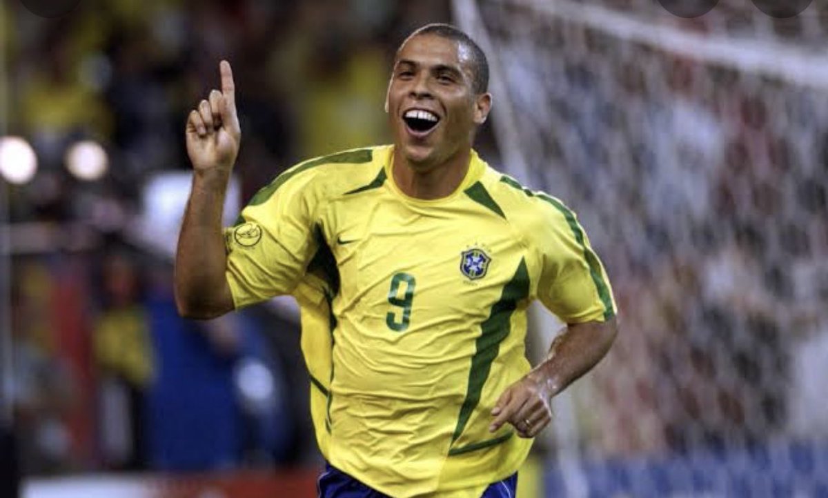wallacelaender's tweet photo. @FootballMissess “There’s only one Ronaldo” 😂😂😂😂 @Ronaldo https://t.co/Hkg3s69PtB