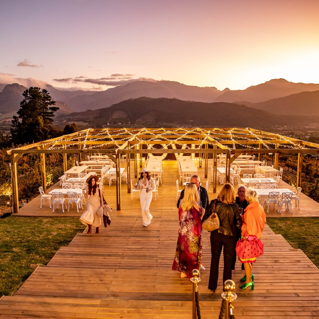 Franschhoek_SA's tweet photo. Now this looks like a romantic setting for two! 😍 Visit #CountryGrand for a luxurious dining experience with gorgeous panoramic views of Franschhoek.

#Franschhoek #FranschhoekValley #DiscoverFranschhoek #FranschhoekVillage #Franschhoek_SA #FranschhoekLife #CountryGrand https://t.co/xAOrWwLwb7