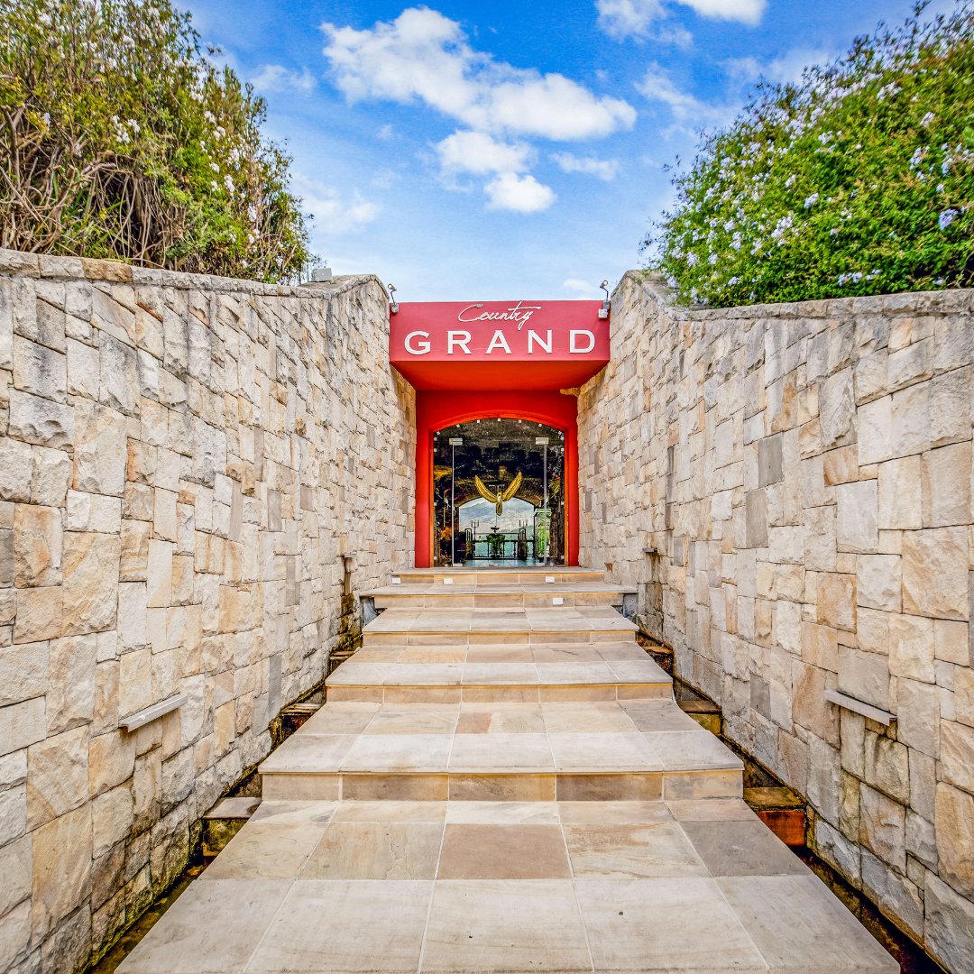 Franschhoek_SA's tweet photo. Now this looks like a romantic setting for two! 😍 Visit #CountryGrand for a luxurious dining experience with gorgeous panoramic views of Franschhoek.

#Franschhoek #FranschhoekValley #DiscoverFranschhoek #FranschhoekVillage #Franschhoek_SA #FranschhoekLife #CountryGrand https://t.co/xAOrWwLwb7
