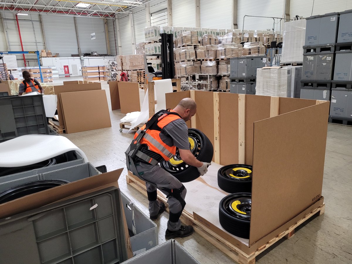 HUNIC_DE's tweet image. Wir freuen uns einige Impressionen teilen zu können wie es denn nun tatsächlich in der Praxis aussieht. Etwa bei  bei Schnellecke Logistics. Das #SoftExo Exoskelett fällt da kaum auf 👀 . Und das ist auch gut so 😉

#exoskelette #exoskeletons #HUNIC #arbeitsschutz #logistik