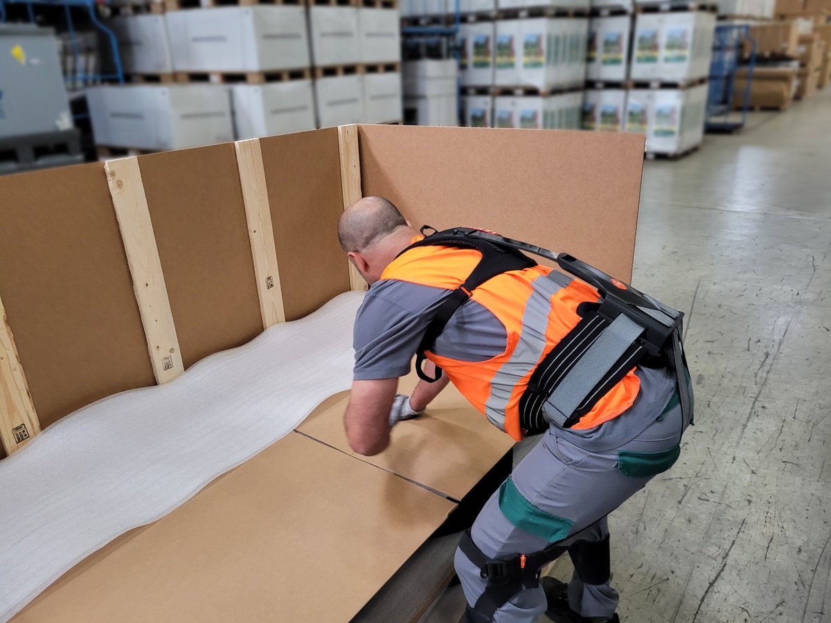 HUNIC_DE's tweet image. Wir freuen uns einige Impressionen teilen zu können wie es denn nun tatsächlich in der Praxis aussieht. Etwa bei  bei Schnellecke Logistics. Das #SoftExo Exoskelett fällt da kaum auf 👀 . Und das ist auch gut so 😉

#exoskelette #exoskeletons #HUNIC #arbeitsschutz #logistik