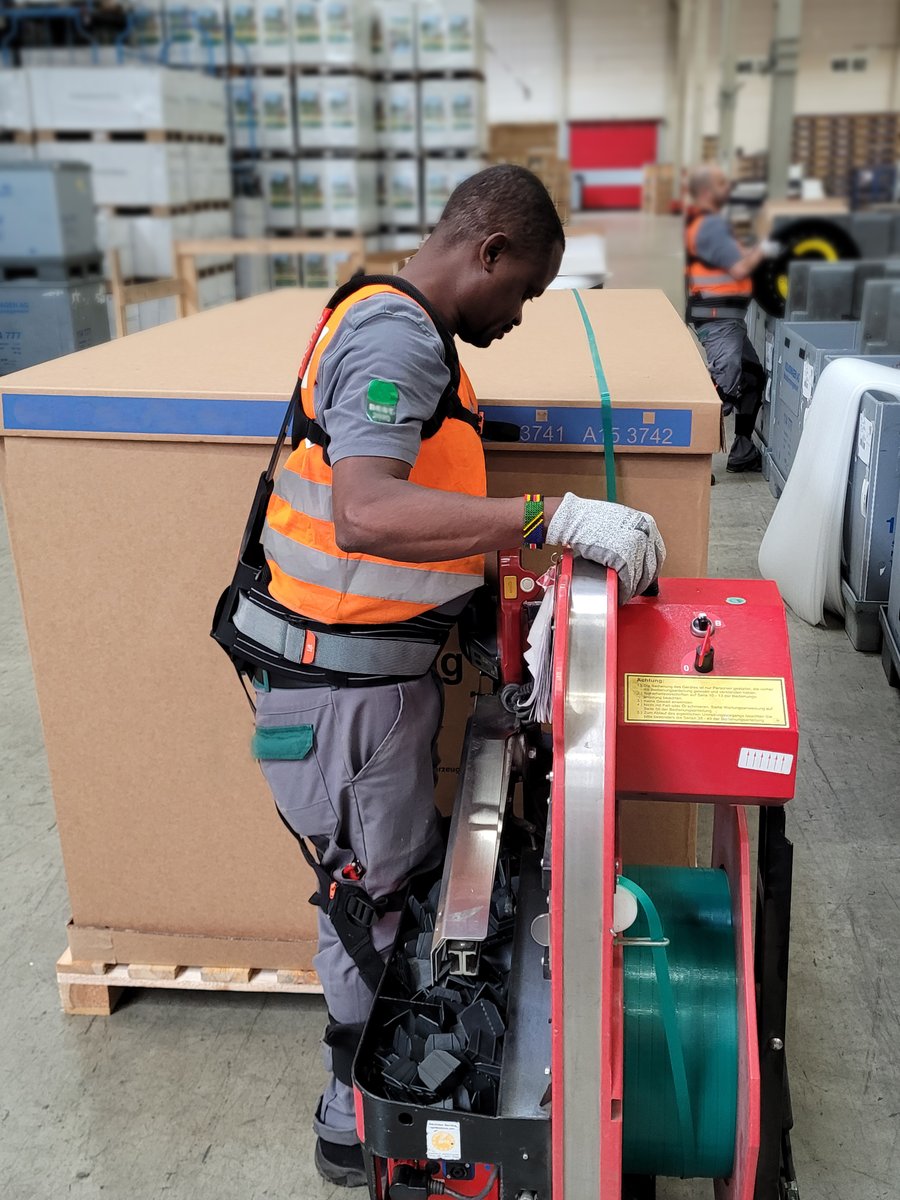 HUNIC_DE's tweet image. Wir freuen uns einige Impressionen teilen zu können wie es denn nun tatsächlich in der Praxis aussieht. Etwa bei  bei Schnellecke Logistics. Das #SoftExo Exoskelett fällt da kaum auf 👀 . Und das ist auch gut so 😉

#exoskelette #exoskeletons #HUNIC #arbeitsschutz #logistik
