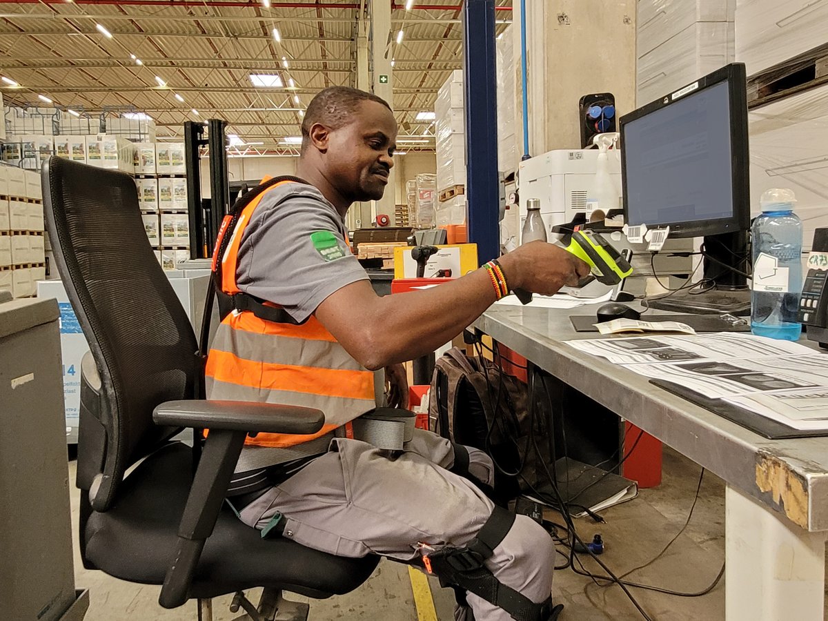 HUNIC_DE's tweet image. Wir freuen uns einige Impressionen teilen zu können wie es denn nun tatsächlich in der Praxis aussieht. Etwa bei  bei Schnellecke Logistics. Das #SoftExo Exoskelett fällt da kaum auf 👀 . Und das ist auch gut so 😉

#exoskelette #exoskeletons #HUNIC #arbeitsschutz #logistik