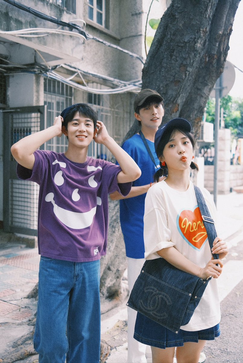 dailyshen's tweet photo. 📸 #沈月 weibo update with #王敬轩 (Wang Jing Xuan) and #吴宇恒 (Wu Yu Heng) 

“Welcome to the travel anniversary book without sea breeze ✨”

photos taken by: 南方木木MU https://t.co/m40HCNQGrg