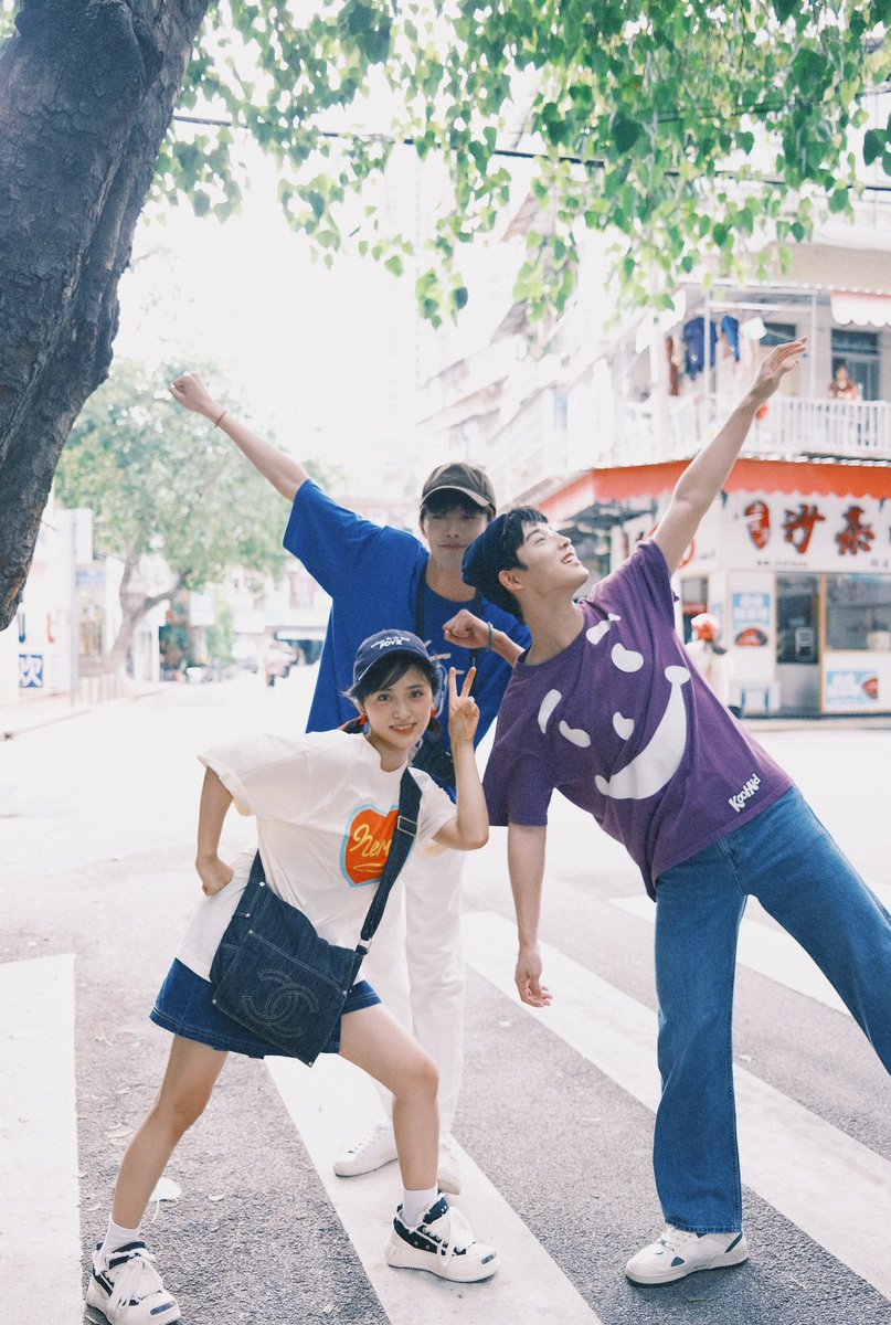 dailyshen's tweet photo. 📸 #沈月 weibo update with #王敬轩 (Wang Jing Xuan) and #吴宇恒 (Wu Yu Heng) 

“Welcome to the travel anniversary book without sea breeze ✨”

photos taken by: 南方木木MU https://t.co/m40HCNQGrg
