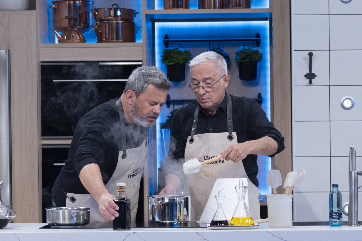 ShineIberia's tweet photo. Esta noche en @MovistarPlus @juanmacastano y @NadalMiki recibirán en las cocinas de 'Cinco Tenedores' a @Borisizaguirre y @XavierSarda_ . Los cocineros y sus pinches tendrán que poner toda la carne en el asador para sorprender al chef @Berasategui . #5tenedores https://t.co/IKHsk2XWyR