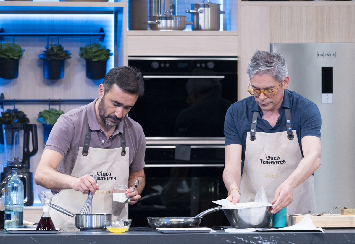 ShineIberia's tweet photo. Esta noche en @MovistarPlus @juanmacastano y @NadalMiki recibirán en las cocinas de 'Cinco Tenedores' a @Borisizaguirre y @XavierSarda_ . Los cocineros y sus pinches tendrán que poner toda la carne en el asador para sorprender al chef @Berasategui . #5tenedores https://t.co/IKHsk2XWyR