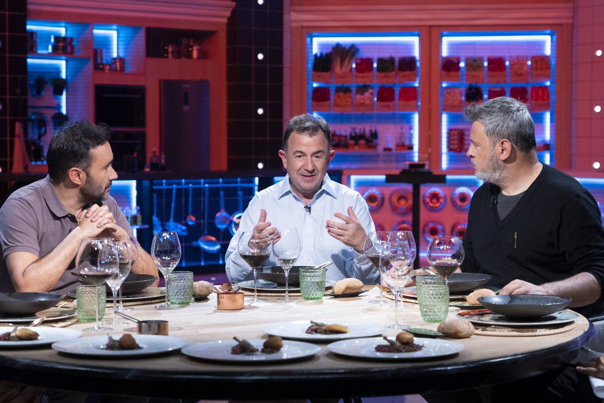 ShineIberia's tweet photo. Esta noche en @MovistarPlus @juanmacastano y @NadalMiki recibirán en las cocinas de 'Cinco Tenedores' a @Borisizaguirre y @XavierSarda_ . Los cocineros y sus pinches tendrán que poner toda la carne en el asador para sorprender al chef @Berasategui . #5tenedores https://t.co/IKHsk2XWyR