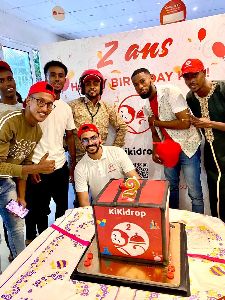 KikidropD's tweet photo. c'est l'anniversaire de KiKidrop 😍 nous avons aimé partager ce moment de joie et de celebration avec vous🥳🥳🎉🎊.                                             Deux ans en votre compagnie et voici le resultat numéro 1 👌🏽
.
#kikidrop #livreur #djibouti #anniversary #happyemployees https://t.co/yZ32rpIzwm