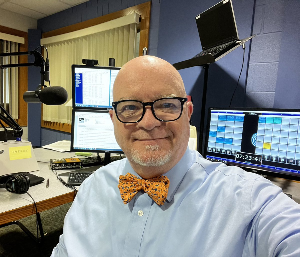 BrianokeefeWMUK's tweet photo. Wrapping up the fall membership drive @wmuk1021 with a #bowtiewednesday. If you’ve given thanks…if you haven’t call 844-387-1021 or visit https://t.co/RSY9NyfO0F https://t.co/A9puFf9bPG