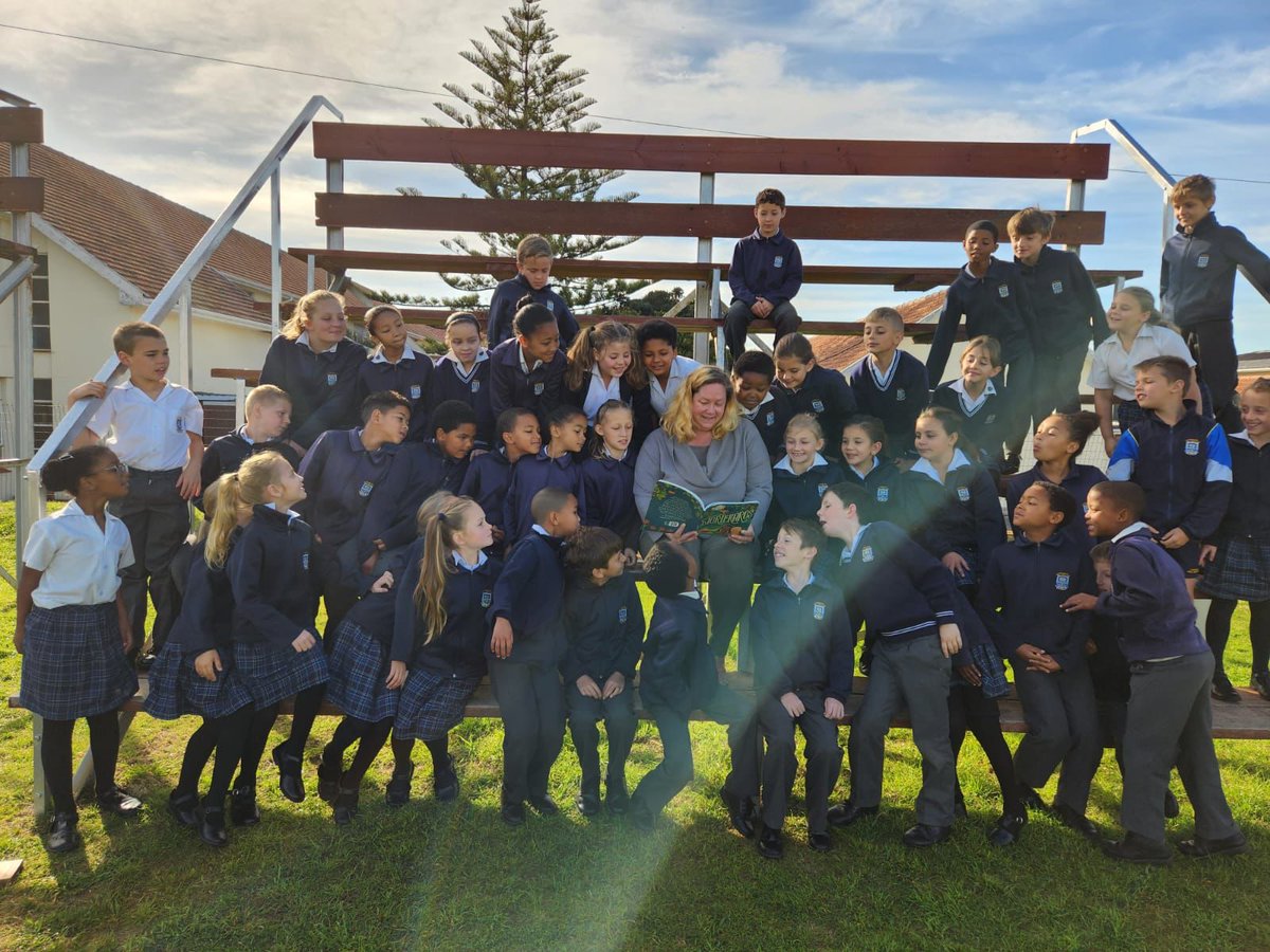 sbafrikaans's tweet photo. Die laerskool Paul Greyling in Vishoek se kleinspan wat die afgelope maande 'n weeklikse storievoorlesing van Celestine Lourens, 'n voorleser van die SBA se Zoë-voorleesprojek gekry het, is die week elk met 'n sertifikaat  beloon.
#SigbaarAfrikaans #Leesisnfees #SBA https://t.co/zh5Km93TeN