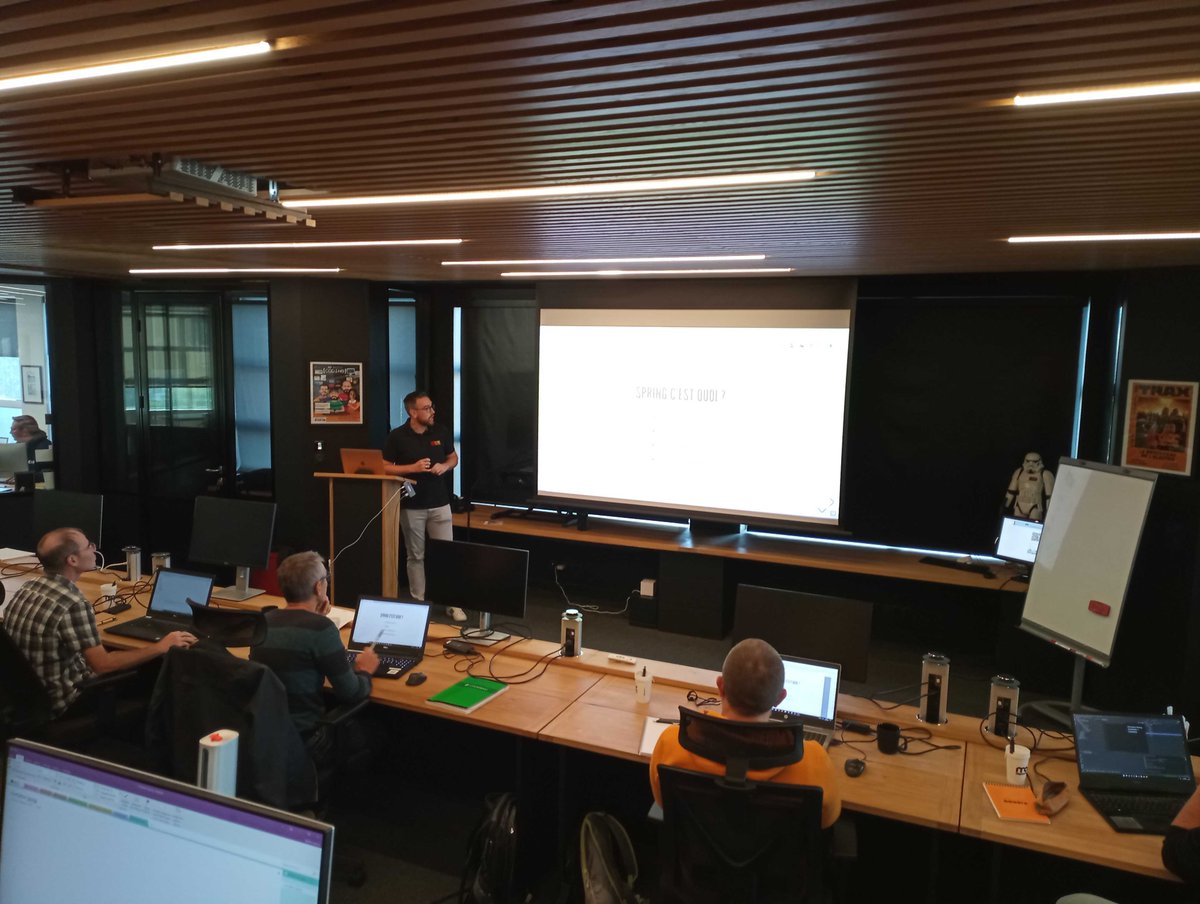 Aujourd'hui débute notre #formation #SpringCore et #SpringBoot de 3 jours. Nos stagiaires vont découvrir ce qu'il y a derrière la magie #Spring🍃 par l'explication de ses concepts et une mise en pratique. Vous êtes intéressé ou avez des besoins de formations ? Contactez-nous 😉.