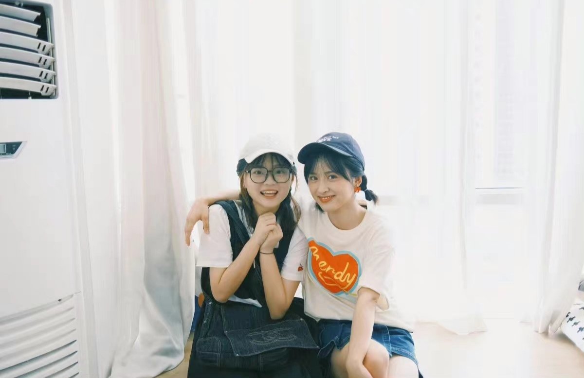 dailyshen's tweet photo. 📸 #沈月 with Xiaowen 🫶

“Welcome to the travel anniversary book without sea breeze ✨”

photos taken by: 南方木木MU https://t.co/BL7s7icF1b
