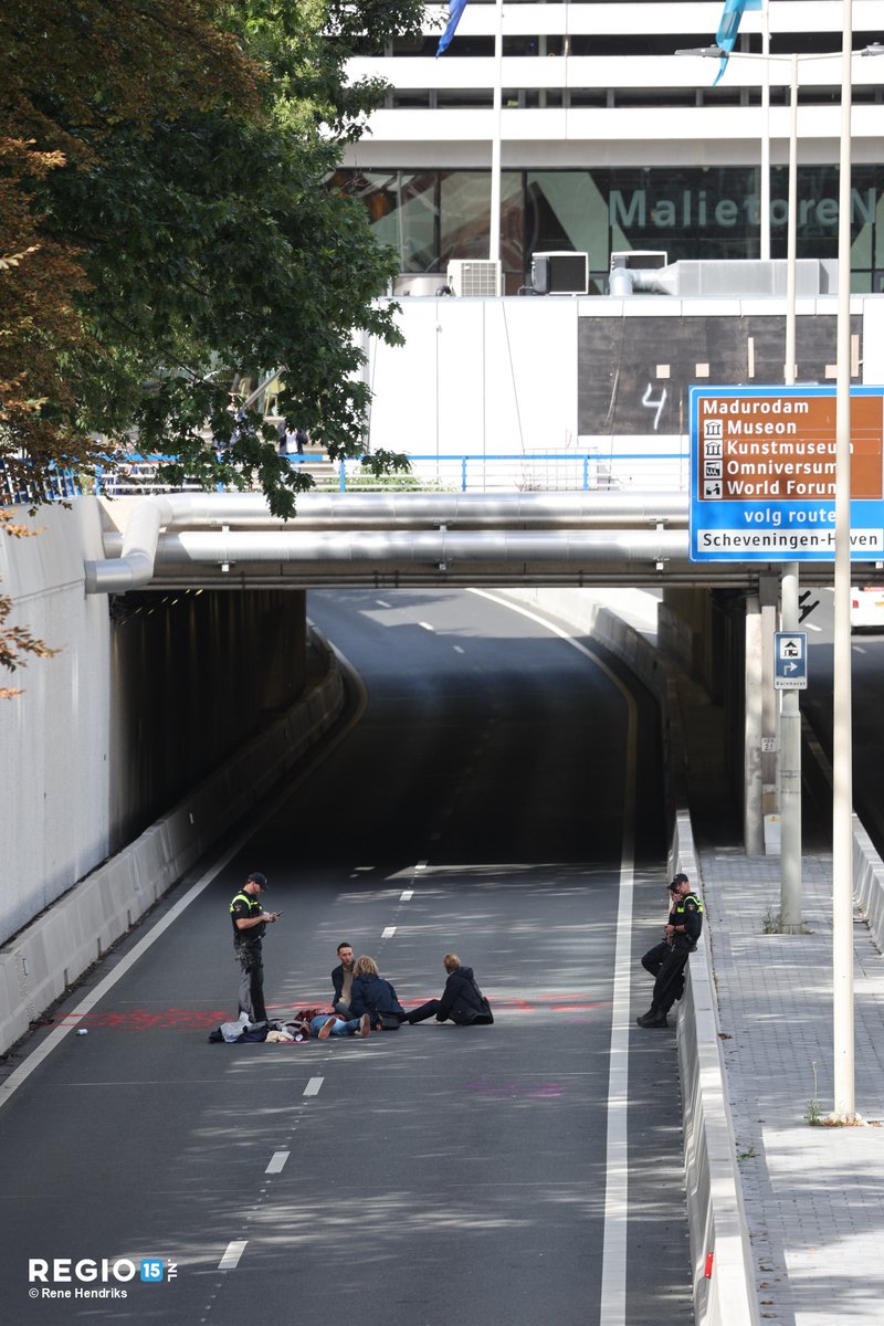 Actievoerders van Extinction Rebellion hebben zich aan het wegdek vastgelijmd van de #A12 #Utrechsebaan #DenHaag thv de Tweede Kamer. Rijbaan stad uit is afgesloten. Op de andere rijbaan langzaam rijdend verkeer.