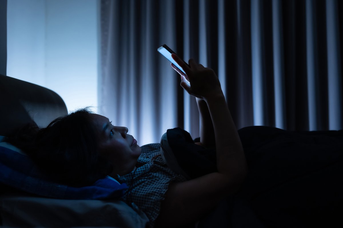 Have you ever been told to turn off electronics and give your brain rest from screen time before bed? You've likely heard screen time will disrupt sleep &amp; impact your well-being the next day, but our research illustrates that this is only sometimes true: ow.ly/v9uQ50KJcOj