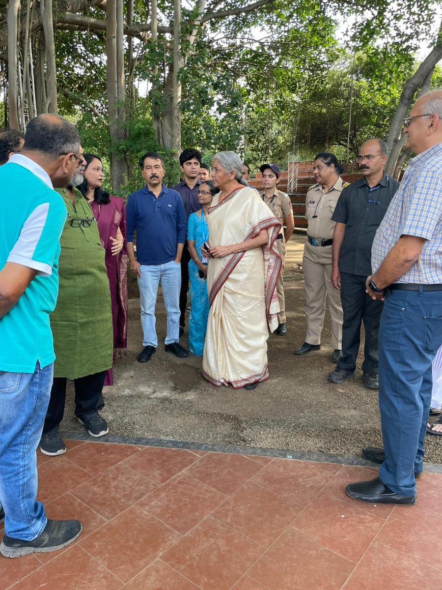 nsitharamanoffc's tweet photo. Smt @nsitharaman takes a campus tour of Bhandarkar Oriental Research Institute before the launch of Bharat Vidya, the online learning platform of @BhandarkarI, in Shivajinagar, Pune. https://t.co/QRwnWzD3dW