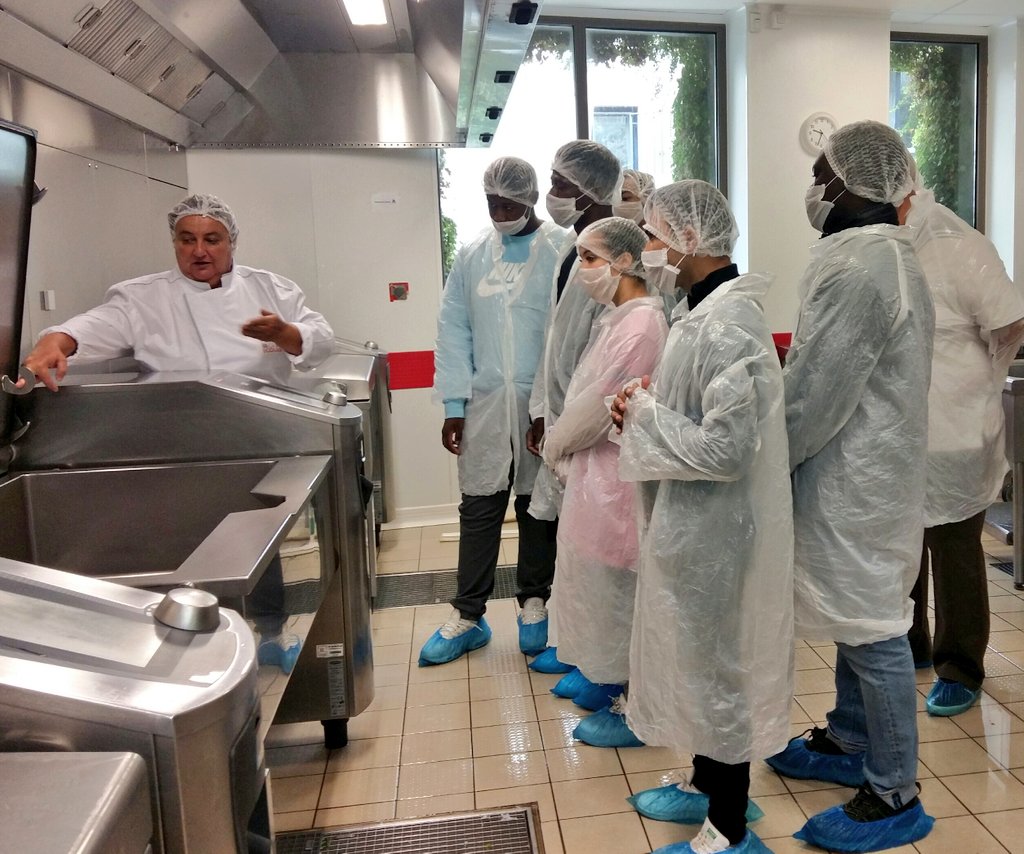 cde15_75015's tweet photo. Béatrice, cheffe de cuisine à Saïda a accueilli les jeunes ďAlexandre Dumas pour leur expliquer le fonctionnement d'une cuisine en restauration collective : peut-être des futures recrues pour la #cde15 ?😉 #paris15 #cantine15 #restaurationscolaire #cde15 https://t.co/VwCi6XbuQM