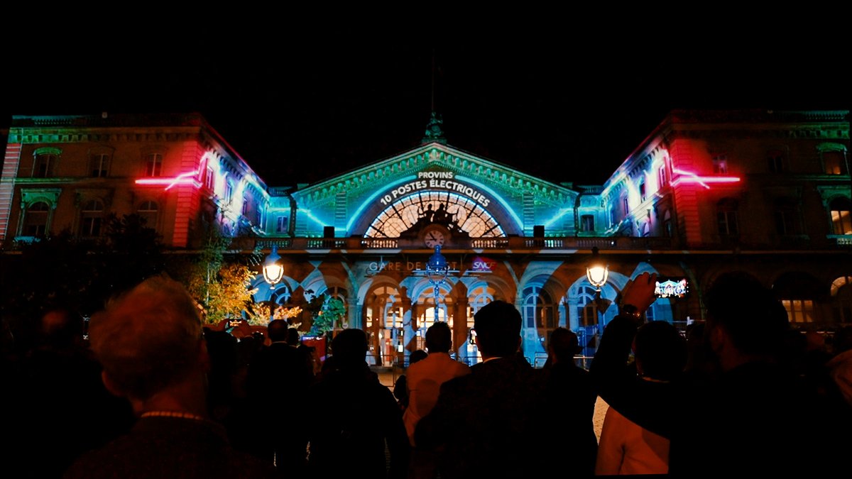 SNCFReseau's tweet photo. 4⃣ Après la mise en service, l'inauguration de l'électrification la branche Gretz-Armainvilliers – Nogent-Sur-Seine/Provins.
Clap de fin en son et lumière sur la façade de la Gare de l'Est pour ce chantier colossal au service de nos clients. https://t.co/06KHfgAHR2