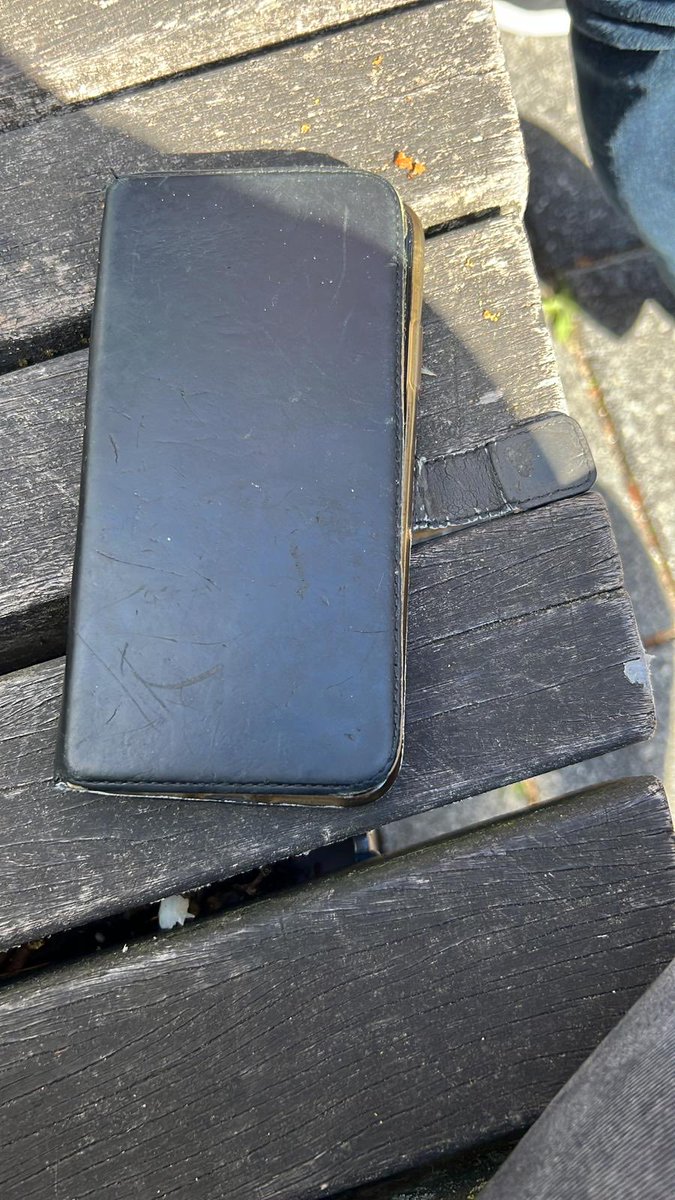ruthpeetoom's tweet photo. Iemand z’n telefoon verloren in de Beethovenstraat in Amsterdam? Mijn visitekaartje zat erin, maar de vinder en ik hebben allebei geen idee van wie die is. Is-ie van jou, DM me even, dan app ik de vinder. https://t.co/Lx9NLBxlXW