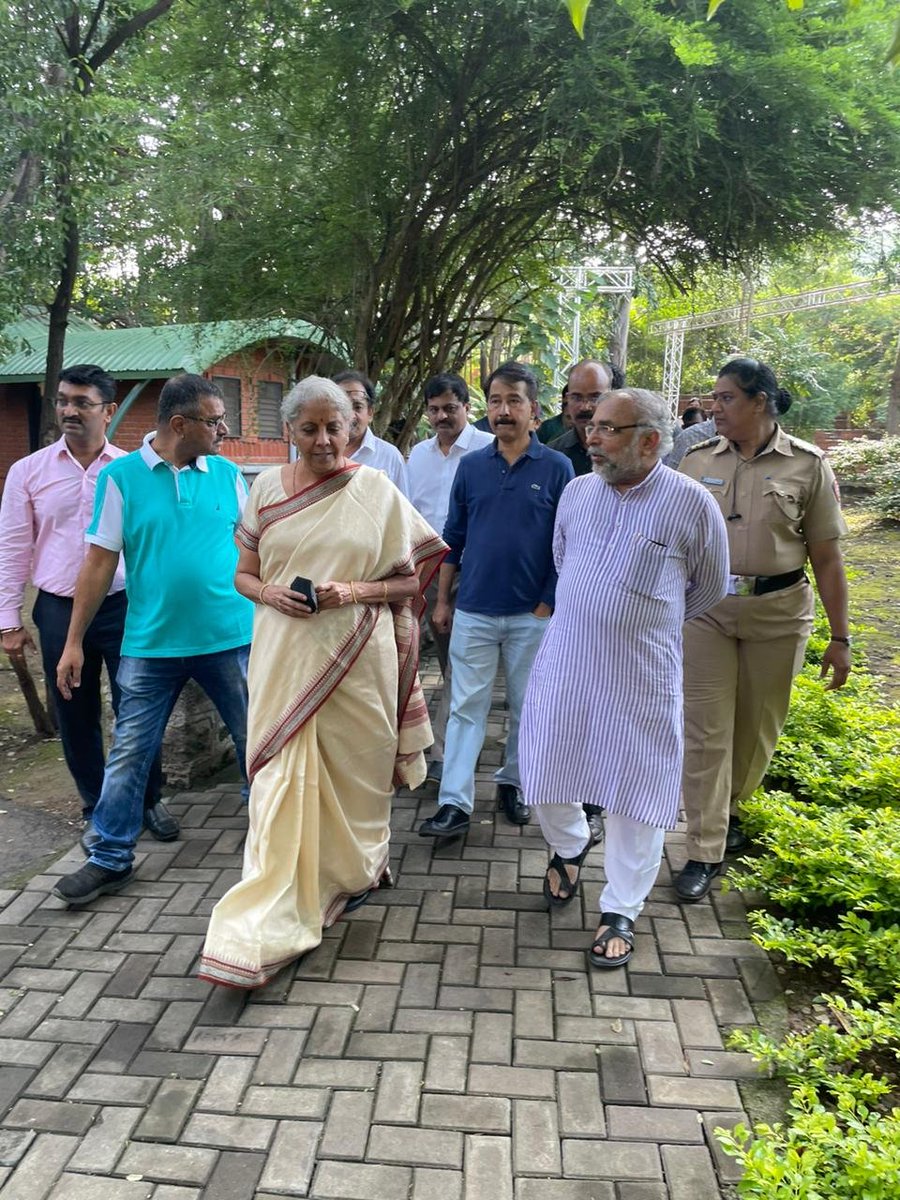nsitharamanoffc's tweet photo. Smt @nsitharaman takes a campus tour of Bhandarkar Oriental Research Institute before the launch of Bharat Vidya, the online learning platform of @BhandarkarI, in Shivajinagar, Pune. https://t.co/QRwnWzD3dW