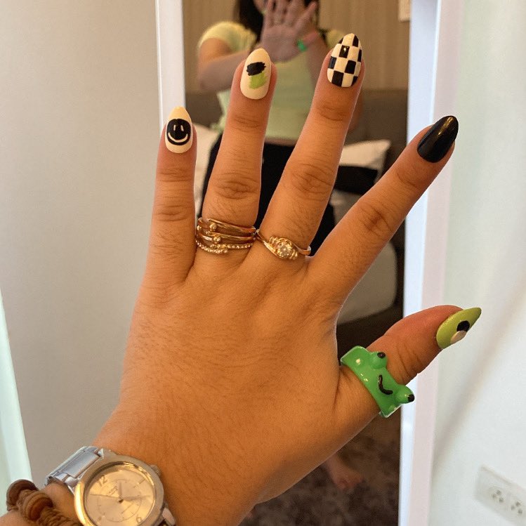 jinyonggux's tweet photo. #fromayra 🫶🏻 @ayrascorner 

this is long overdue but tysm for my pretty nails during nct 127 the link in mnl con!! it’s so pretty tlga! 💚 (forgot to take a photo of my right hand 😅) https://t.co/PwMKEBAfJN