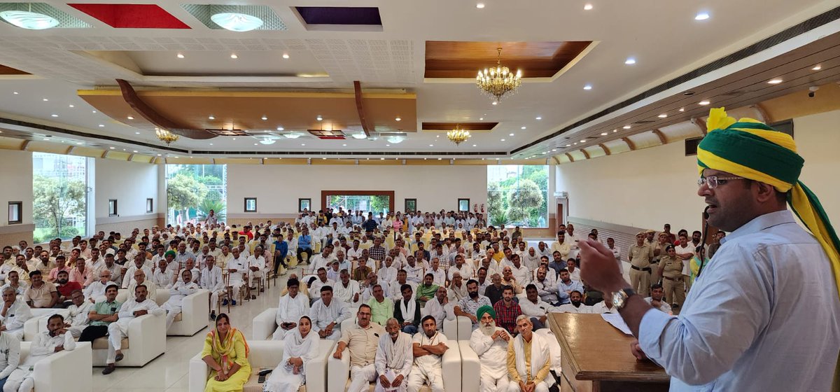 Dchautala's tweet photo. हिसार में जननायक जनता पार्टी के पिछड़ा वर्ग प्रकोष्ठ की बैठक को संबोधित किया। मुझे ख़ुशी है कि जननायक चौ. देवी लाल जी की नीतियों पर चलते हुए हमारी सरकार ने पंचायत में सरपंचों के पदों पर 8% आरक्षण पिछड़े वर्ग को दिया है। https://t.co/9RTmRtj6bb