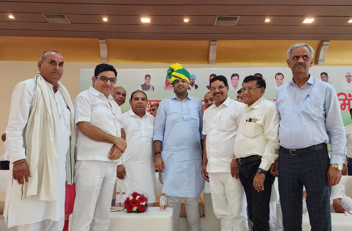 Dchautala's tweet photo. हिसार में जननायक जनता पार्टी के पिछड़ा वर्ग प्रकोष्ठ की बैठक को संबोधित किया। मुझे ख़ुशी है कि जननायक चौ. देवी लाल जी की नीतियों पर चलते हुए हमारी सरकार ने पंचायत में सरपंचों के पदों पर 8% आरक्षण पिछड़े वर्ग को दिया है। https://t.co/9RTmRtj6bb