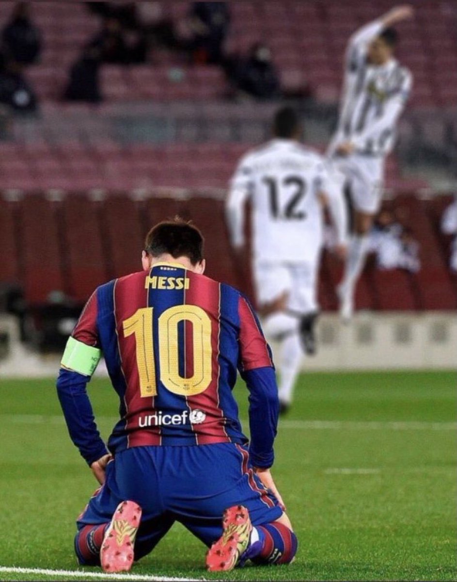 Papino_Design's tweet photo. Le jour ou Messi s'est incliné genoux à terre devant le Siuuu de son maître Cristiano Ronaldo le meilleur joueur de l'histoire du football 🐐 https://t.co/bVAphJZ9eM