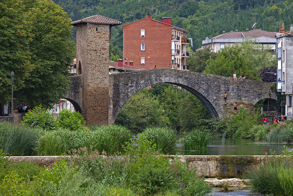 arteviajarmoto's tweet photo. #THEBASQUEROUTE
#AVM-#ELARTEDEVIAJARENMOTO EN EUSKADI
Balmaseda conserva con rincones tan hermosos como la Plaza de San Severino o el Puente Viejo, emblema de la villa.
Fotos hechas con moto parada y permisos
#VisitEuskadi #Bizkaia @visiteuskadi @visitbiscay @AytodeBalmaseda https://t.co/qn44z3J9gP