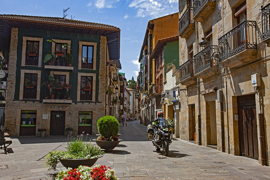 arteviajarmoto's tweet photo. #THEBASQUEROUTE
#AVM-#ELARTEDEVIAJARENMOTO EN EUSKADI
Balmaseda conserva con rincones tan hermosos como la Plaza de San Severino o el Puente Viejo, emblema de la villa.
Fotos hechas con moto parada y permisos
#VisitEuskadi #Bizkaia @visiteuskadi @visitbiscay @AytodeBalmaseda https://t.co/qn44z3J9gP